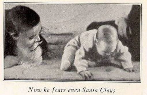 Standbild aus Watsons Film von 1920: Watson mit Maske, das Kind weicht zurück